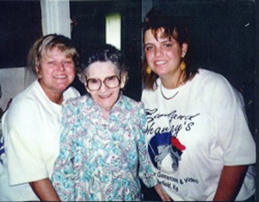 mo,mama,me.jpg (26148 bytes)